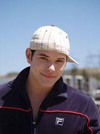 emmett cullen emmett mccarty) este fiul adoptiv al lui carlisle şi al lui esme, fratele adoptiv