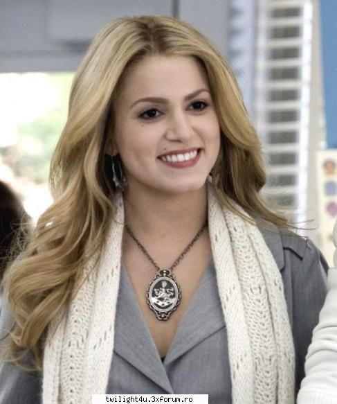 rosalie lillian hale este fiica a lui esme şi a lui carlisle, sora a lui edward, alice şi